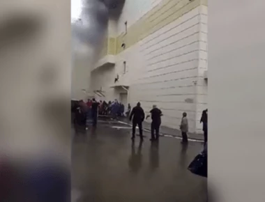 Ρωσία: Σοκαριστικό βίντεο με την πτώση άνδρα - Ήθελε να σωθεί από την φωτιά στο εμπορικό κέντρο!